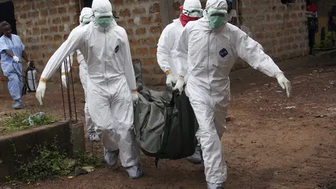 Sanitarios trabajando contra el ébola Sanitarios trabajando contra el ébola