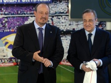 Rafa Benítez, junto a Florentino Pérez el día de su presentación