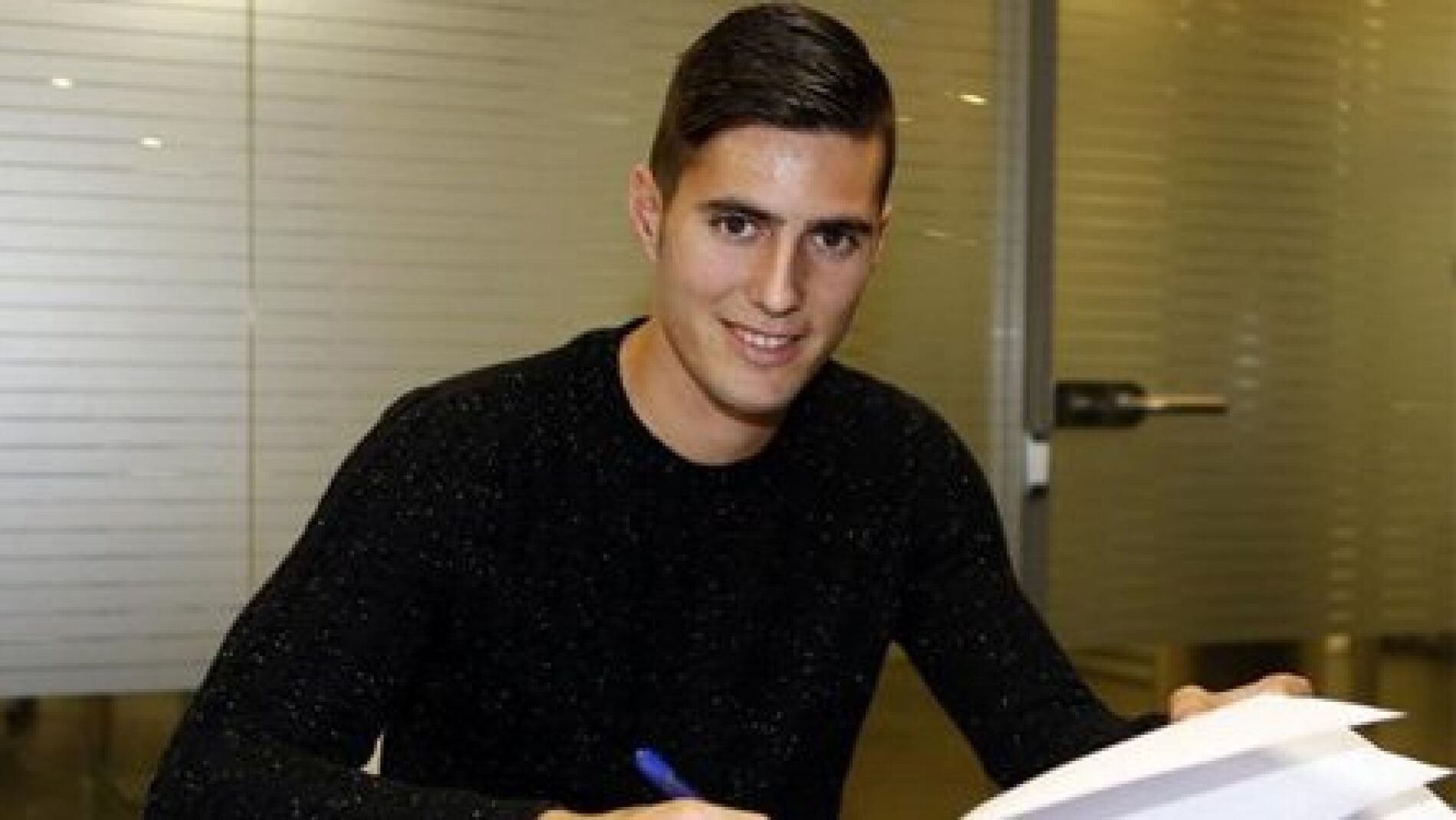 Sergi Guardiola, firmando su contrato con el Barcelona