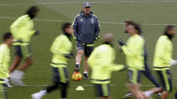 Rafa Benítez, durante el entrenamiento del Real Madrid