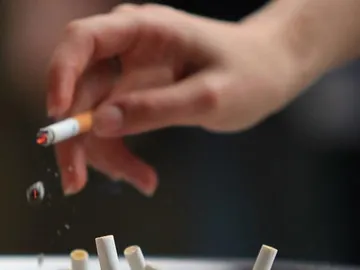 Alguien fumando un cigarrillo Alguien fumando un cigarrillo