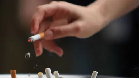 Alguien fumando un cigarrillo Alguien fumando un cigarrillo