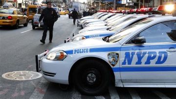 La policía de Nueva York patrulla en Times Square (Archivo)