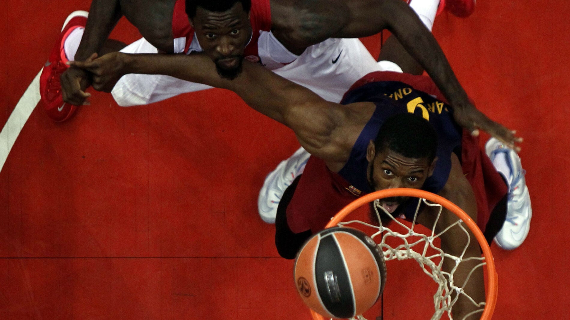 Othello Hunter y Shane lawal luchan por el rebote