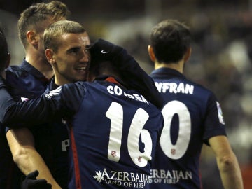 Griezmann se abraza con Correa