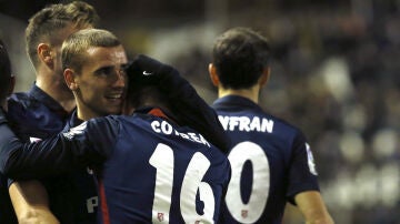 Griezmann se abraza con Correa