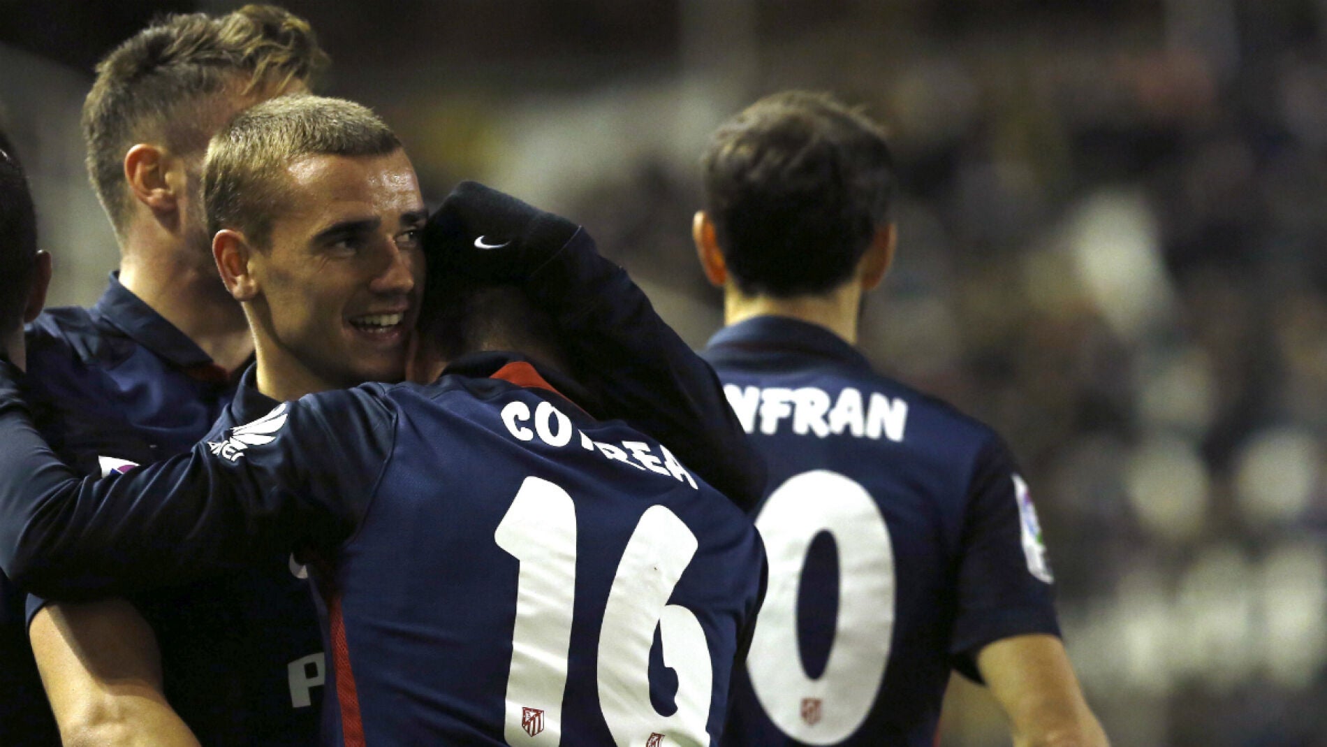 Griezmann se abraza con Correa