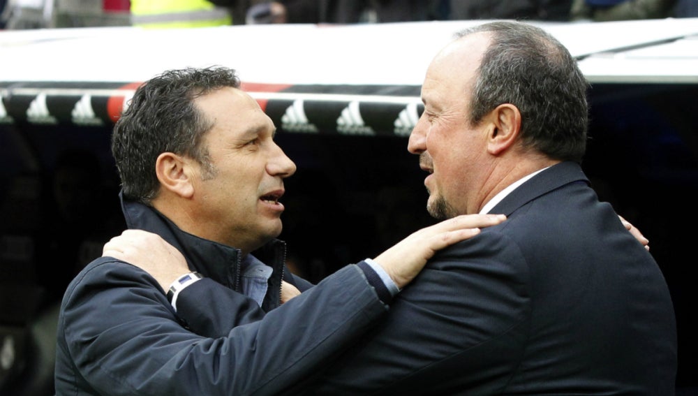 Rafa Benítez y Eusebio se saludan antes del partido