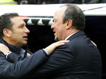 Rafa Benítez y Eusebio se saludan antes del partido