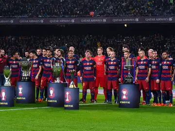 Los jugadores del Barcelona ofrecen los cinco títulos conseguidos a la afición Los jugadores del Barcelona ofrecen los cinco títulos conseguidos a la afición