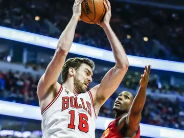 Pau Gasol captura un rebote ante Indiana Pau Gasol captura un rebote ante Indiana