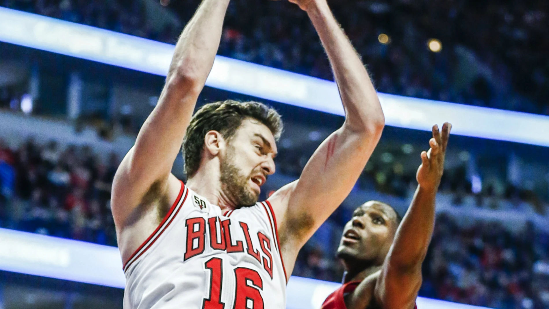 Pau Gasol captura un rebote ante Indiana Pau Gasol captura un rebote ante Indiana