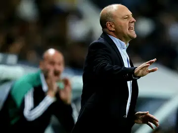 Pepe Mel da indicaciones desde la banda Pepe Mel da indicaciones desde la banda