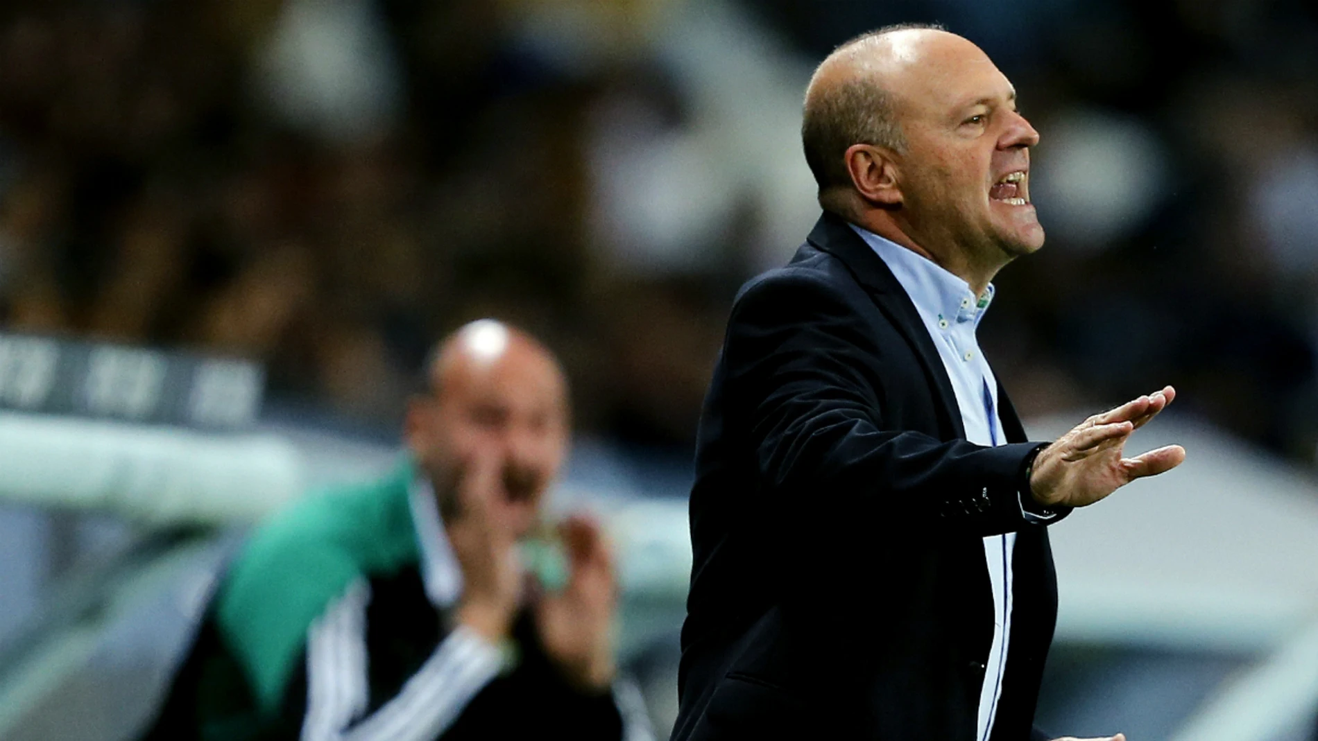 Pepe Mel da indicaciones desde la banda Pepe Mel da indicaciones desde la banda