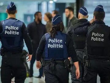 Varios agentes de policía belgas patrullan Bruselas Varios agentes de policía belgas patrullan Bruselas