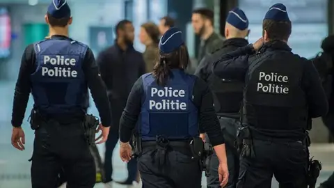 Varios agentes de policía belgas patrullan Bruselas Varios agentes de policía belgas patrullan Bruselas