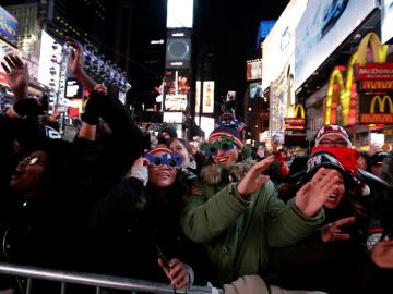 Una multitud celebra el Año Nuevo en Times Square en Nueva York