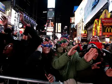 Una multitud celebra el Año Nuevo en Times Square en Nueva York Una multitud celebra el Año Nuevo en Times Square en Nueva York
