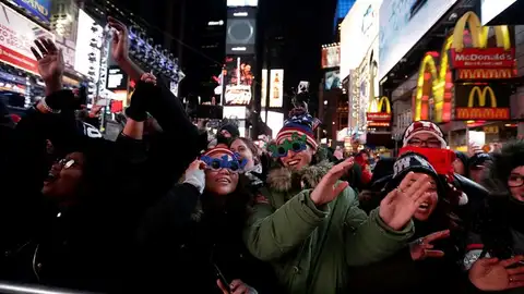 Una multitud celebra el Año Nuevo en Times Square en Nueva York Una multitud celebra el Año Nuevo en Times Square en Nueva York