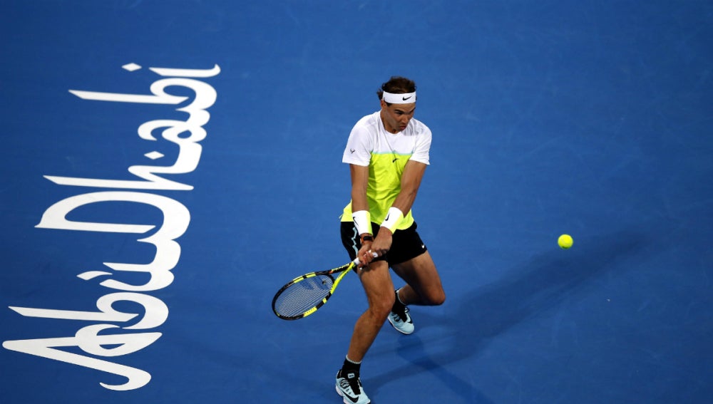 Rafa Nadal devuelve una pelota durante el partido contra Ferrer