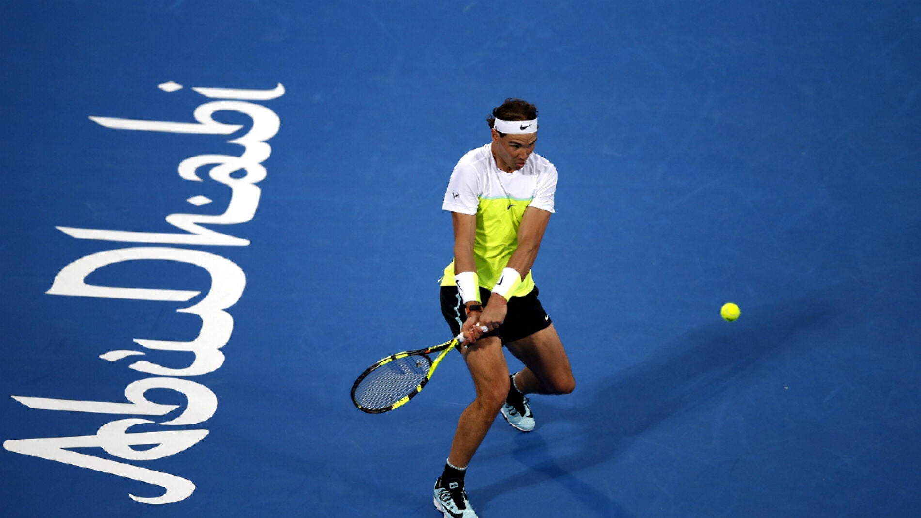 Rafa Nadal devuelve una pelota durante el partido contra Ferrer