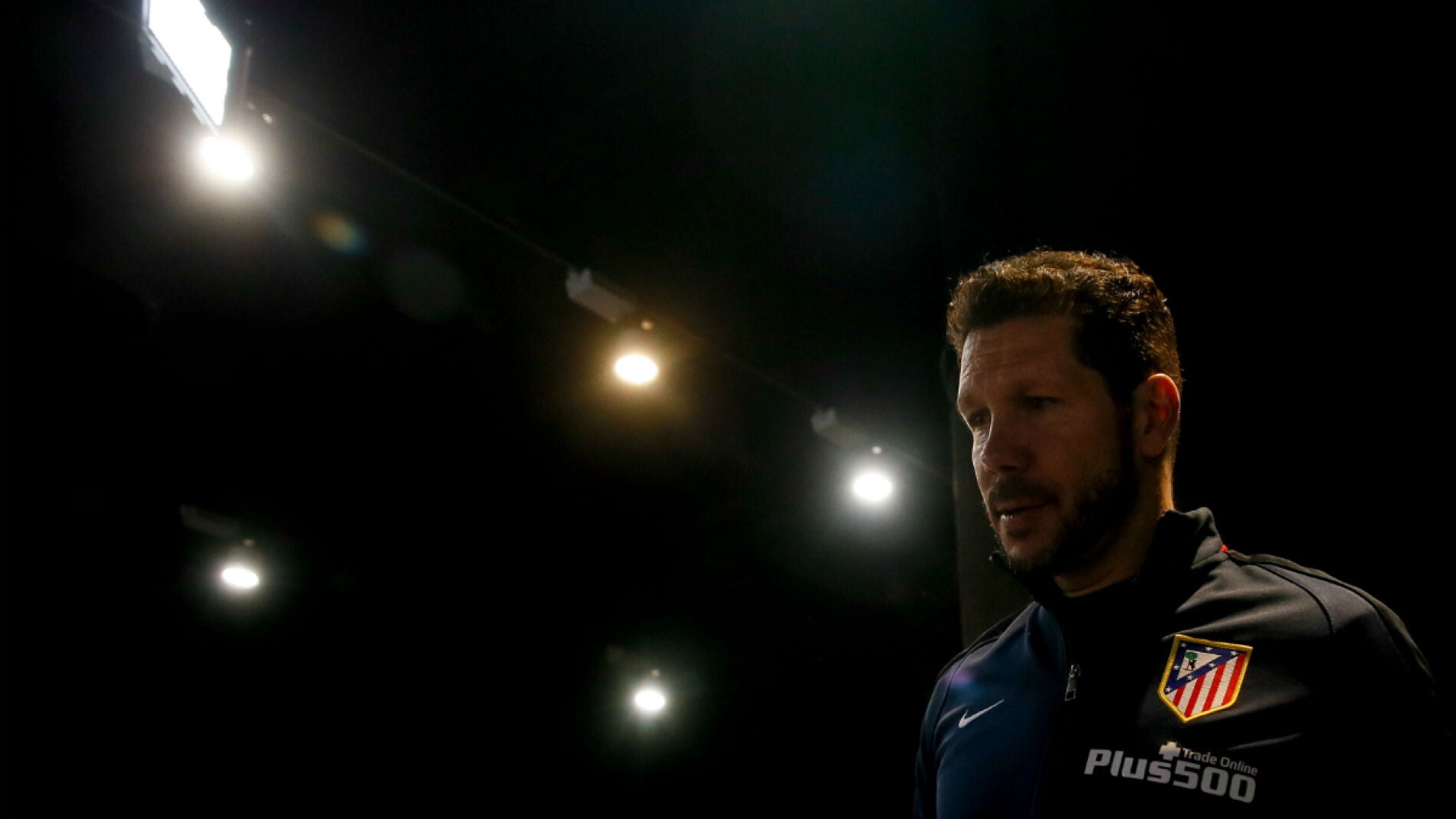 Simeone, entrando en la sala de prensa