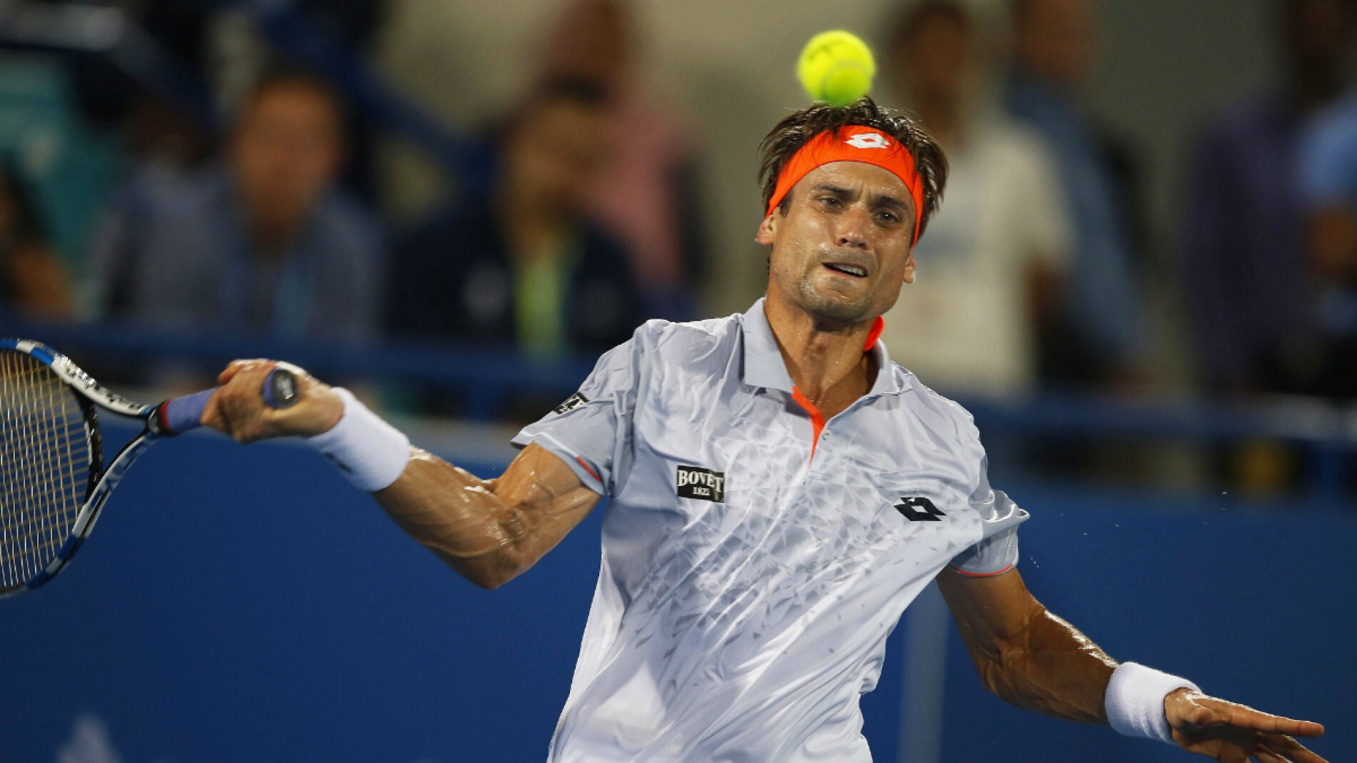 Ferrer golpea una bola