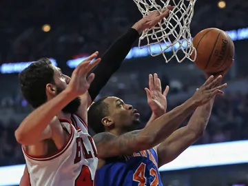 Nikola Mirotic intenta taponar a Lance Thomas Nikola Mirotic intenta taponar a Lance Thomas