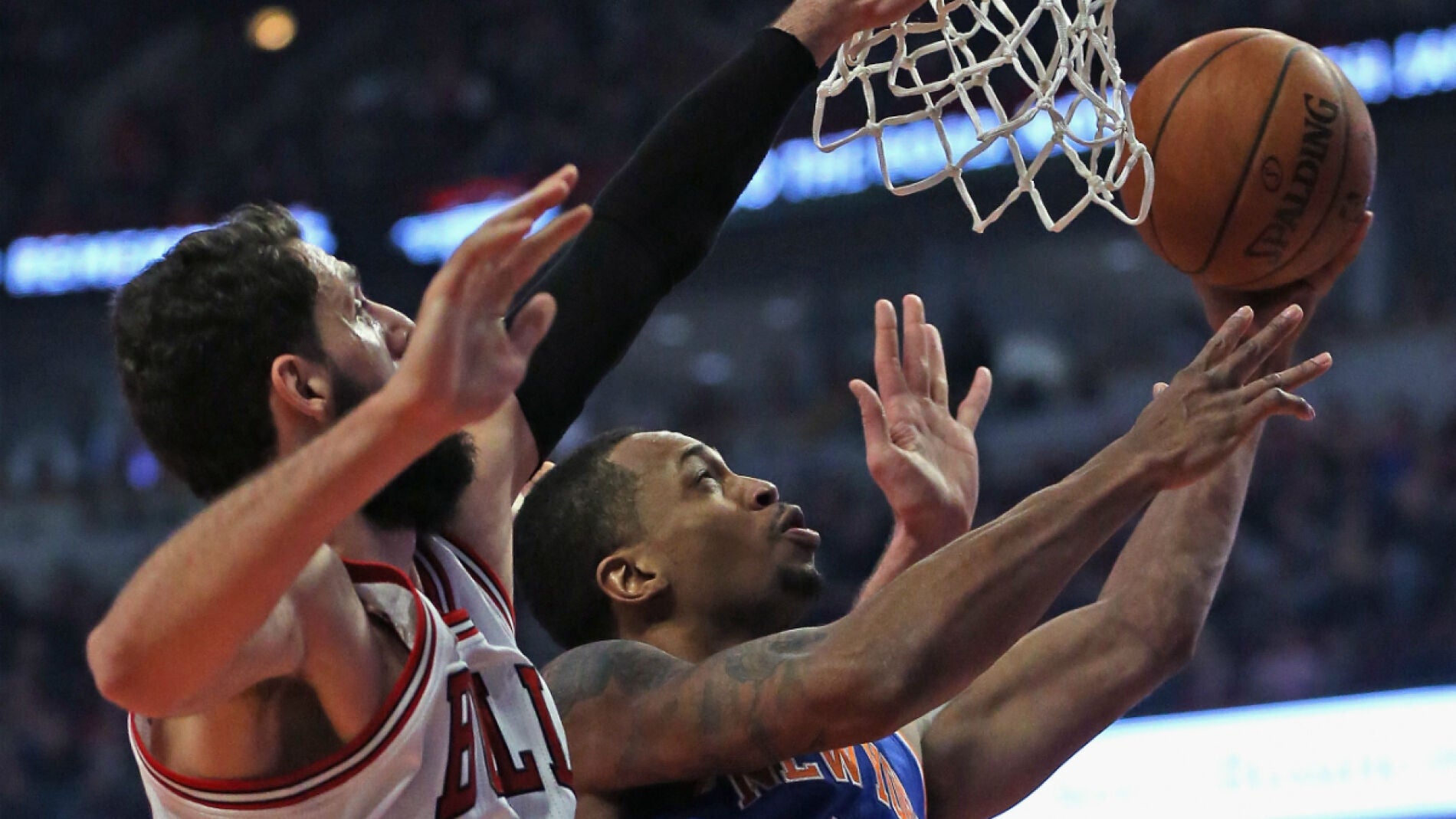 Nikola Mirotic intenta taponar a Lance Thomas