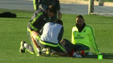 Benzema se lesionó durante el entrenamiento, pero viaja a Valencia