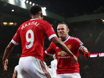Wayne Rooney celebra un gol con Anthony Martial