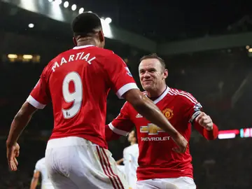 Wayne Rooney celebra un gol con Anthony Martial Wayne Rooney celebra un gol con Anthony Martial