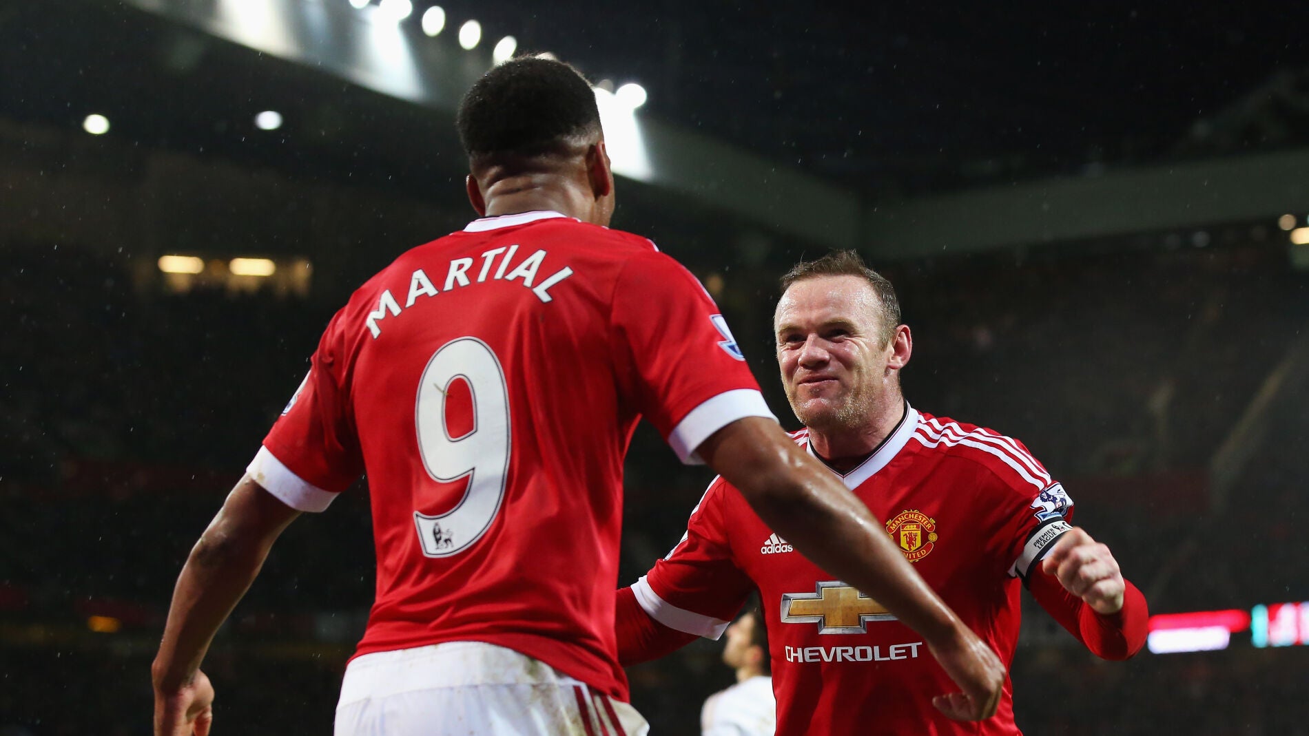 Wayne Rooney celebra un gol con Anthony Martial