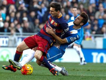 Joan Jordan intenta quitarle el balón a Leo Messi