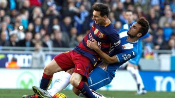 Joan Jordan intenta quitarle el balón a Leo Messi
