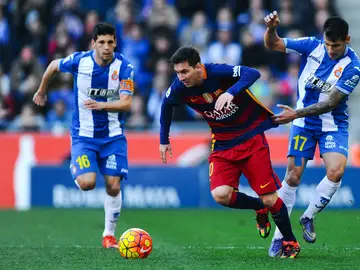 Leo Messi intenta progresar entre la defensa del Espanyol Leo Messi intenta progresar entre la defensa del Espanyol