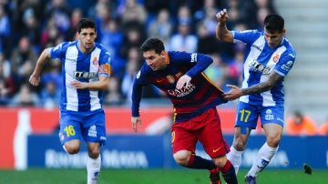 Leo Messi intenta progresar entre la defensa del Espanyol