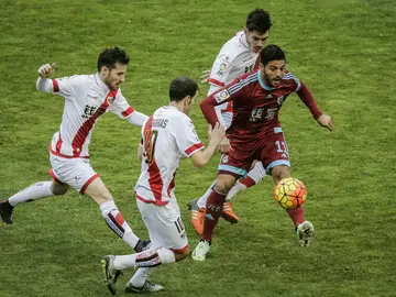 Carlos Vela conduce el balón ante la defensa del Rayo Vallecano Carlos Vela conduce el balón ante la defensa del Rayo Vallecano