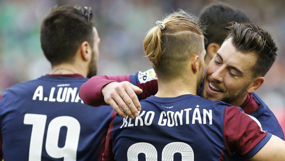 Los jugadores del Eibar celebran el gol de Keko