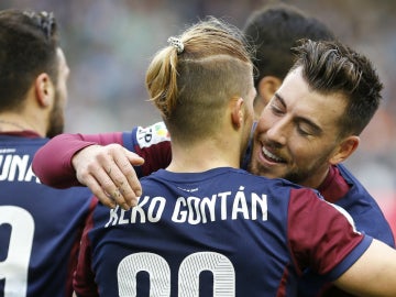 Los jugadores del Eibar celebran el gol de Keko