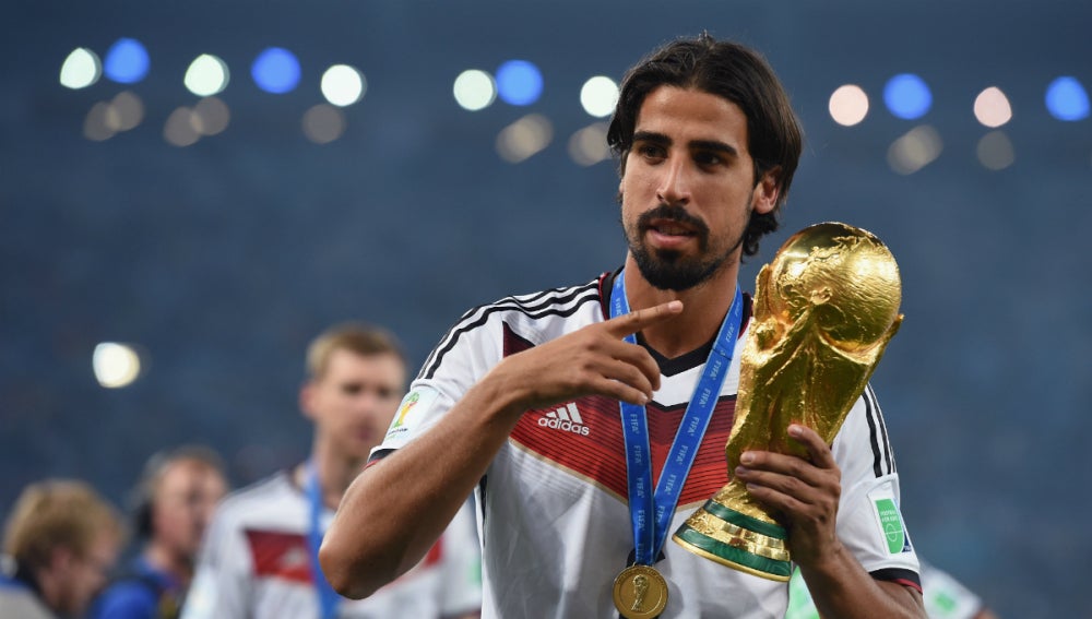 Sami Khedira, con la copa del Mundial