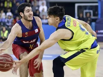 El alero del FC Barcelona Lassa Álex Abrines (i) con el balón ante el alero del Movistar Estudiantes Edgar Vicedo El alero del FC Barcelona Lassa Álex Abrines (i) con el balón ante el alero del Movistar Estudiantes Edgar Vicedo