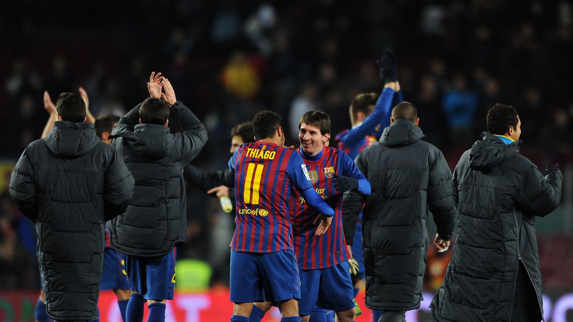 Thiago Alc&aacute;ntara se abraza con Leo Messi, en su etapa en el Bar&ccedil;a