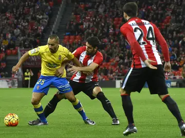 El Zhar y Raúl García disputan el balón El Zhar y Raúl García disputan el balón