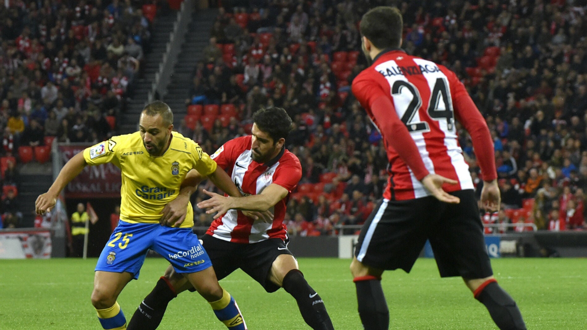 El Zhar y Ra&uacute;l Garc&iacute;a disputan el bal&oacute;n