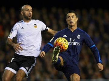 Cristiano Ronaldo controla el balón ante Abdennour