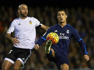 Cristiano Ronaldo controla el balón ante Abdennour Cristiano Ronaldo controla el balón ante Abdennour