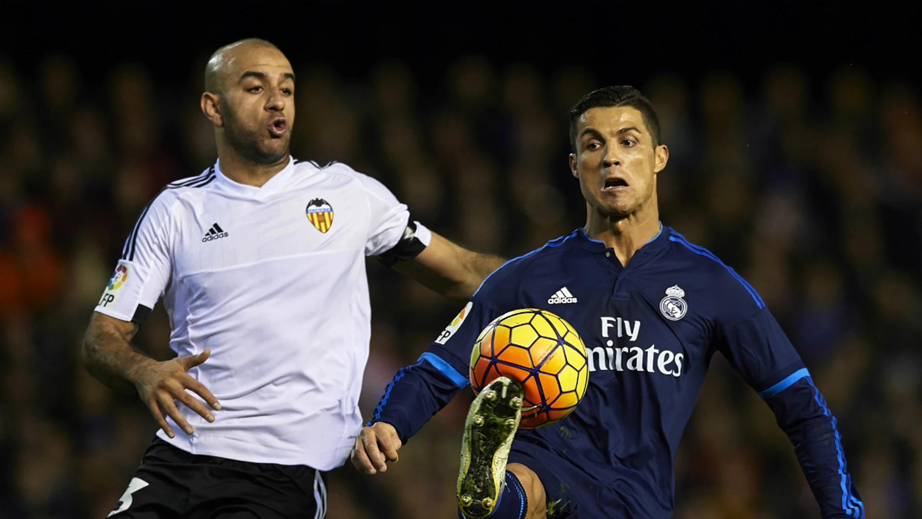 Cristiano Ronaldo controla el balón ante Abdennour Cristiano Ronaldo controla el balón ante Abdennour