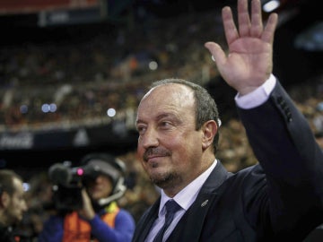 Rafa Benítez saluda a la afición de Mestalla antes del partido