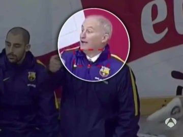 El entrenador del Barcelona de fútbol sala, con traje y abrigo